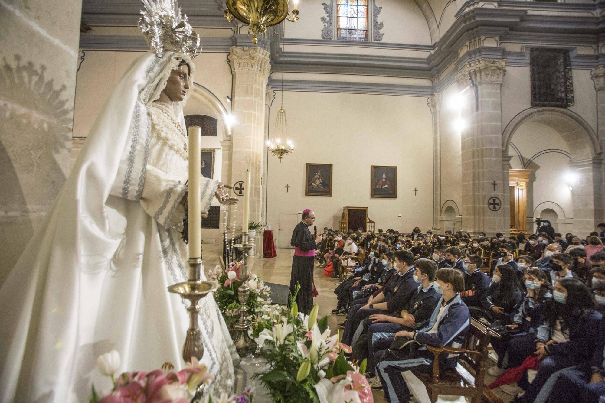 El obispo José Ignacio Munilla recibe a los niños en la Peregrina Escolar de Santa Faz