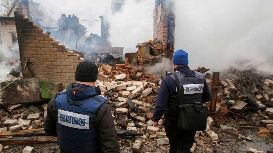 Observadores de la OSCE, durante una inspección. // Efe