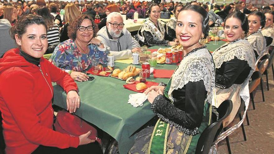 La reina de las fiestas y su corte, invitadas de honor en la cena