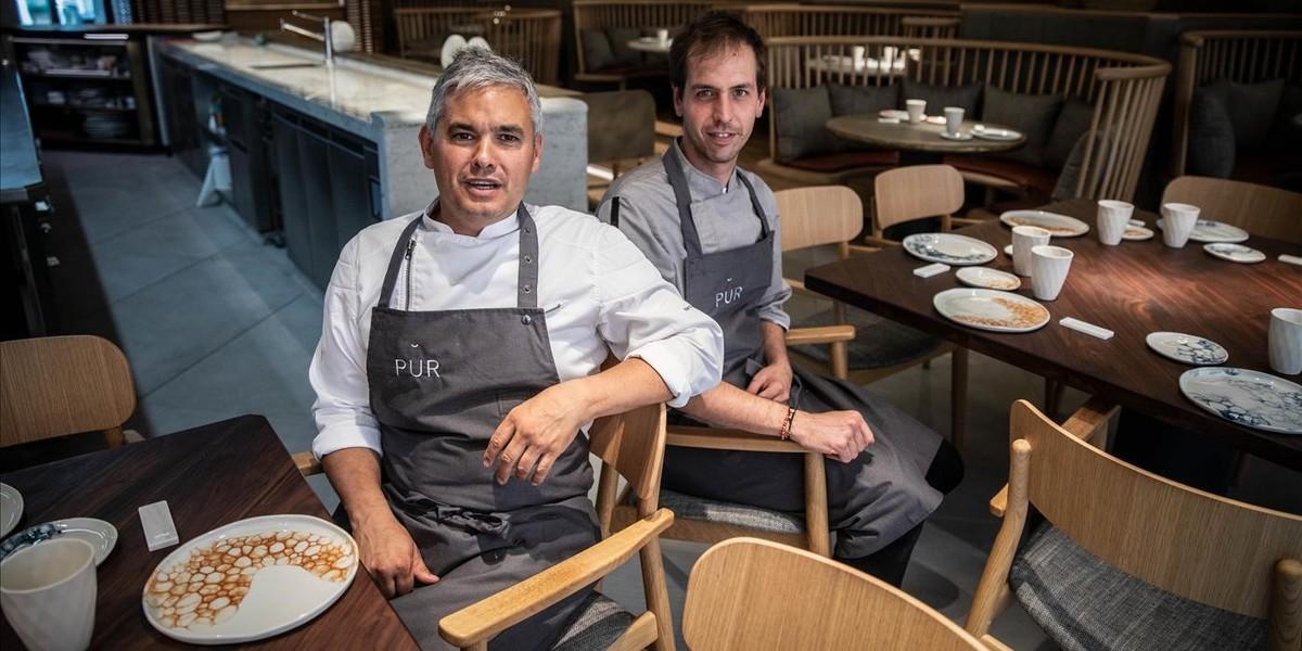 Nandu Jubany y Maties Coll, en el comedor abierto a la cocina de Pur.