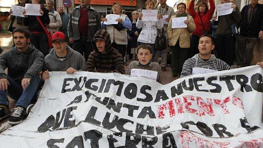 La cabeza de la manifestación de Callosa Contra el Ave instó a Javier Pérez a retomar la lucha por soterrar el tren