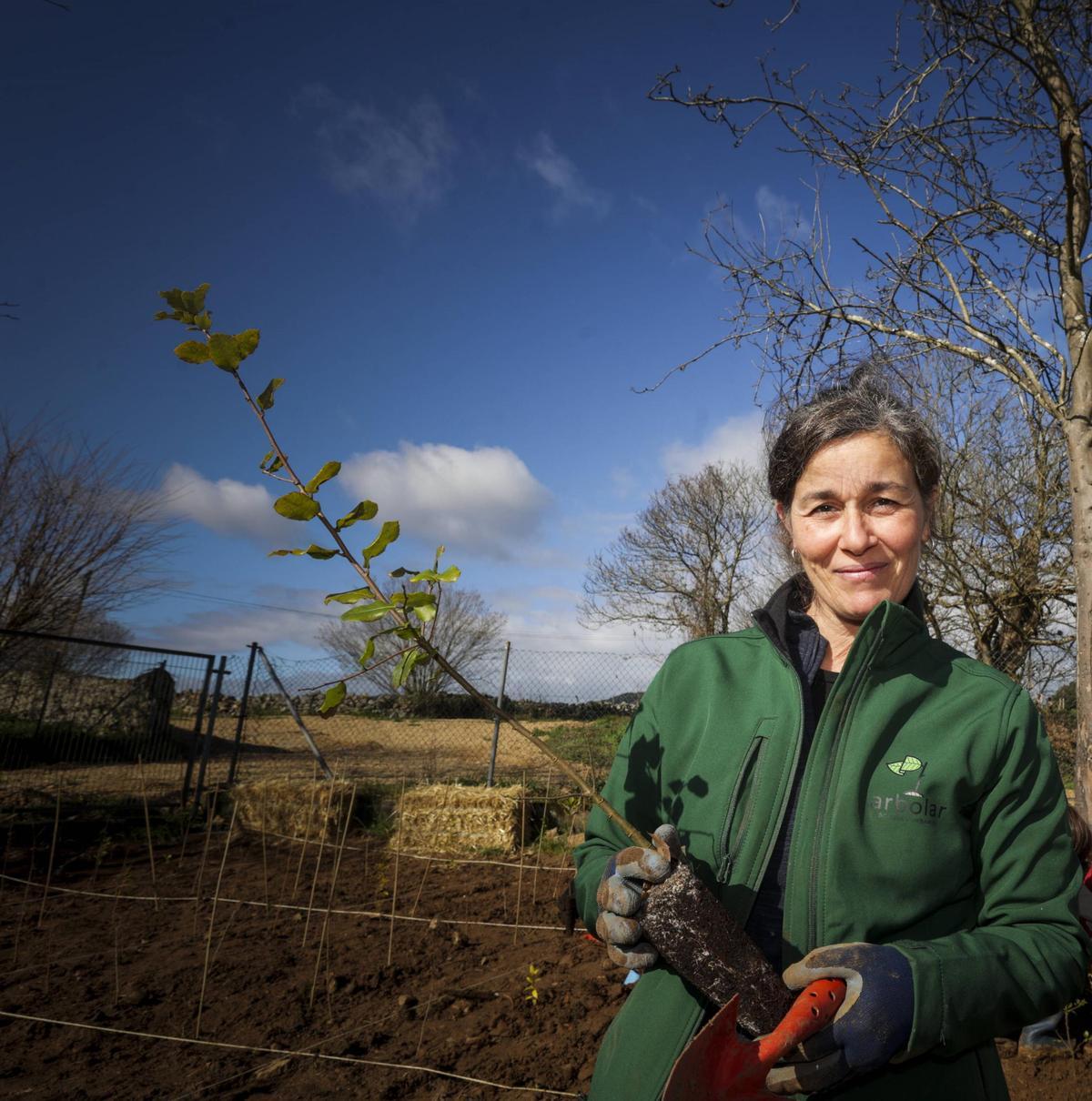 Arantza Pérez, con uno de los ejemplares plantados en el bosque.