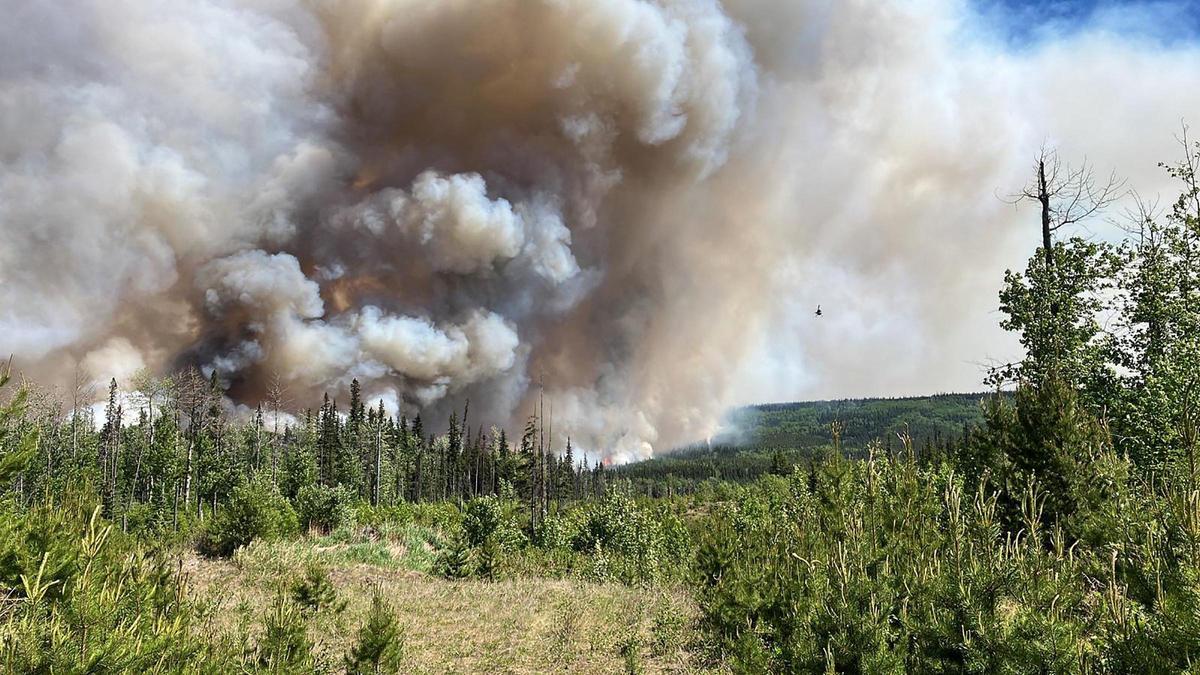 Imagen del 7 de junio del 2023 en la que se observa abundante humo procedente de los fuegos de West Kiskatinaw River y Peavine Creek, en la zona de Dawson Creek, en la Columbia Británica, en Canadá Imagen del 7 de junio del 2023 en la que se observa abundante humo procedente de los fuegos de West Kiskatinaw River y Peavine Creek, en la zona de Dawson Creek, en la Columbia Británica, en Canadá