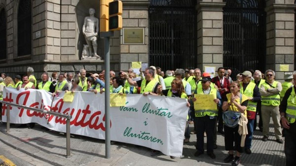 Protesta de yayoflautas ante el Institut Català de la Salut en Barcelona.