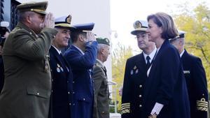 La nueva ministra de Defensa, Dolores de Cospedal, en su reunión con el mando de operaciones. 