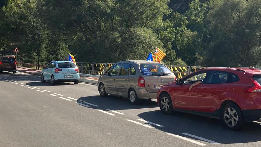 Uns 150 vehicles participen en la rua de la Diada qua ha recorregut la Cerdanya