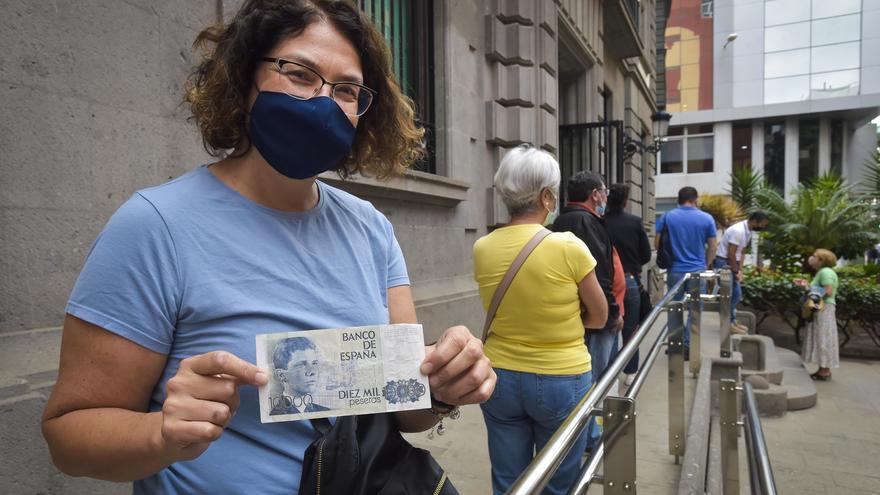 5.560 pesetas en las gavetas