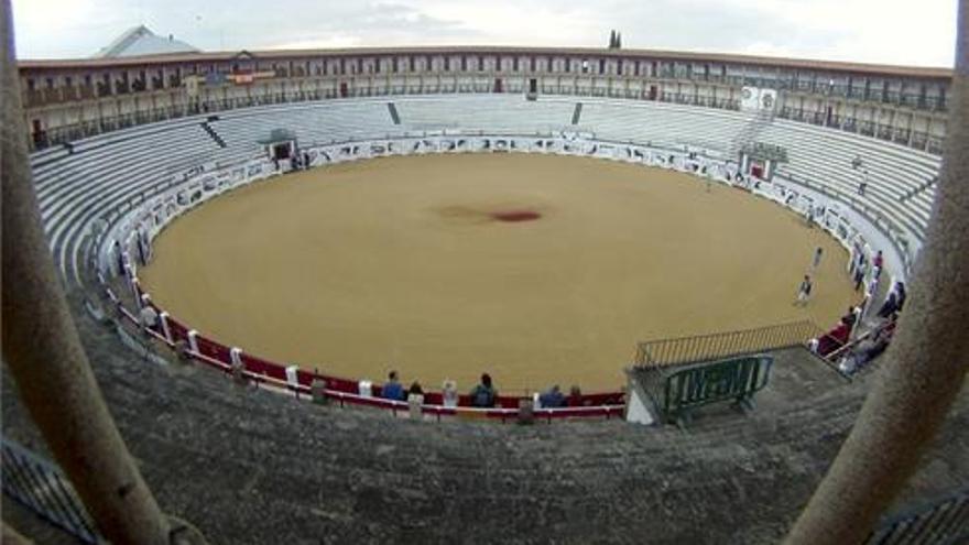 Cáceres aprueba una inversión de 137.000 € en la plaza toros para asegurar los festejos