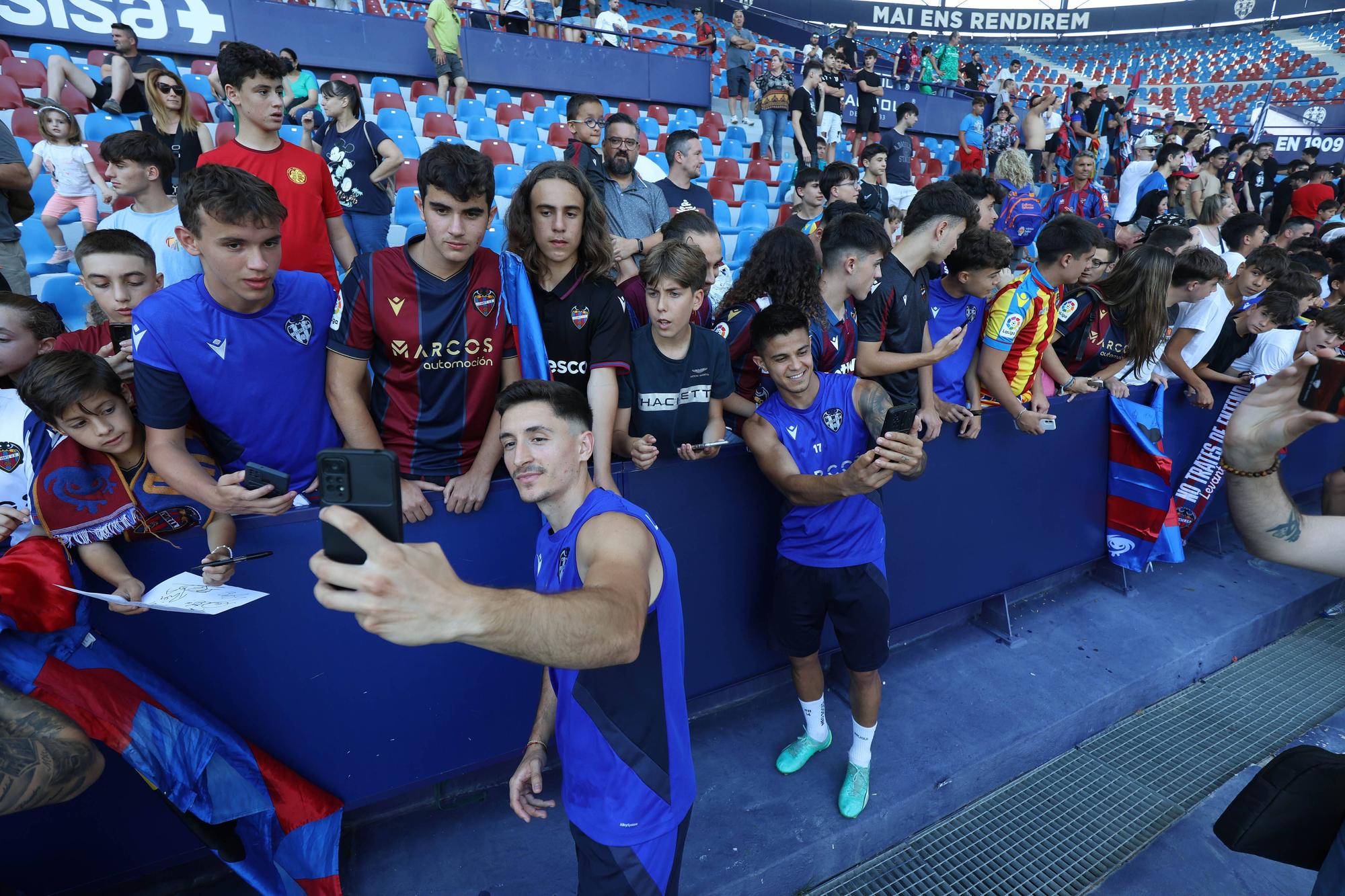 Ambiente de Primera en el entrenamiento a puertas abiertas