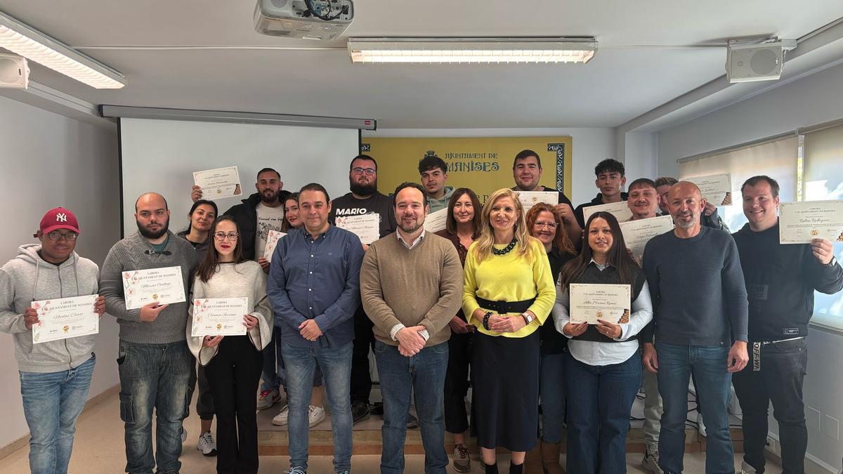 El alcalde, Javier Mansilla, con los estudiantes del Taller de empleo.