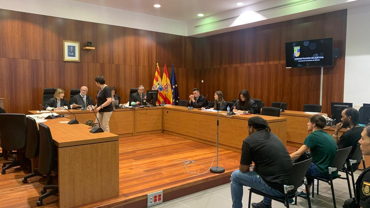 F. A. H. R., I. C. S. y K. L. N.D., ayer, en el banquillo de los acusados de la Audiencia Provincial de Zaragoza.