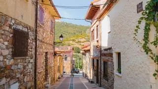 El mágico pueblo de la sierra madrileña que National Geographic ha catalogado como "un museo al aire libre": tiene más obras de arte que habitantes