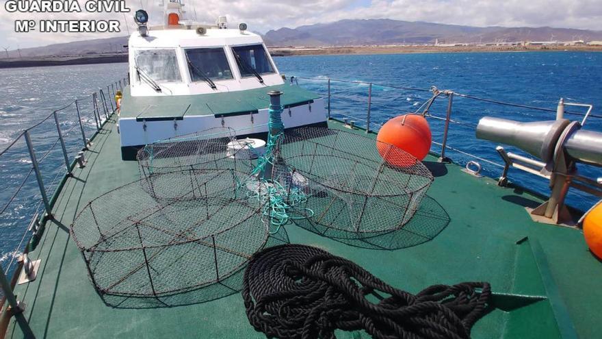 Denuncian dos embarcaciones por pescar de forma ilegal 5 toneladas de bonito en Gran Canaria