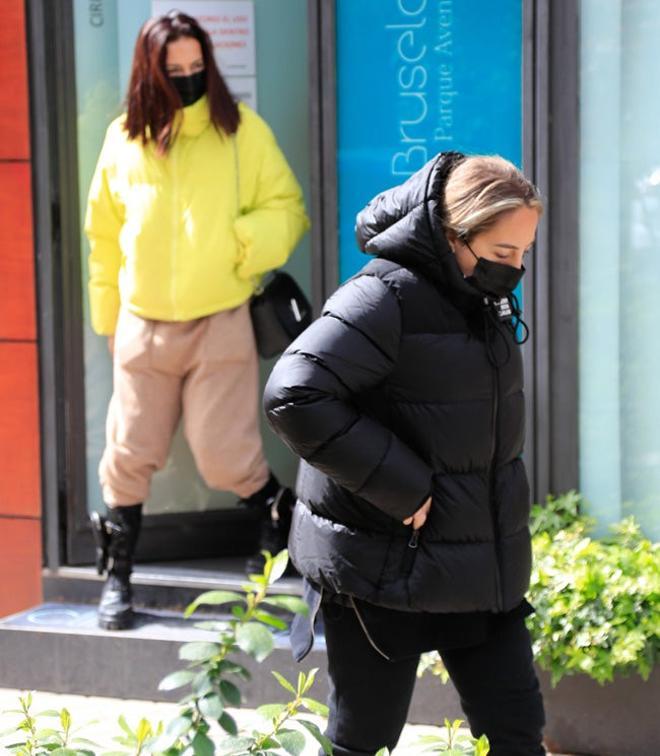 Olga Moreno y Rocío Flores saliendo de hacerse una lipoescultura