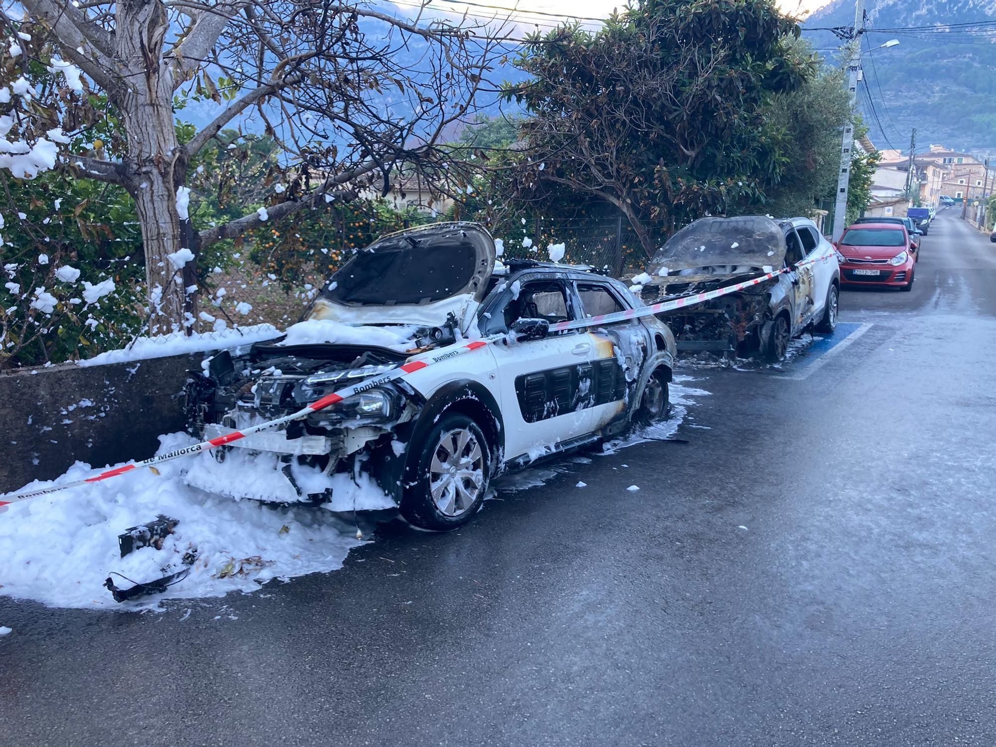 FOTOS │Incendian cuatro coches estacionados en Sóller