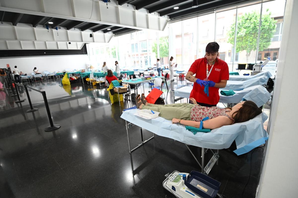Los festeros y ciudadanos en general demostraron su solidaridad donando sangre este jueves en Elche