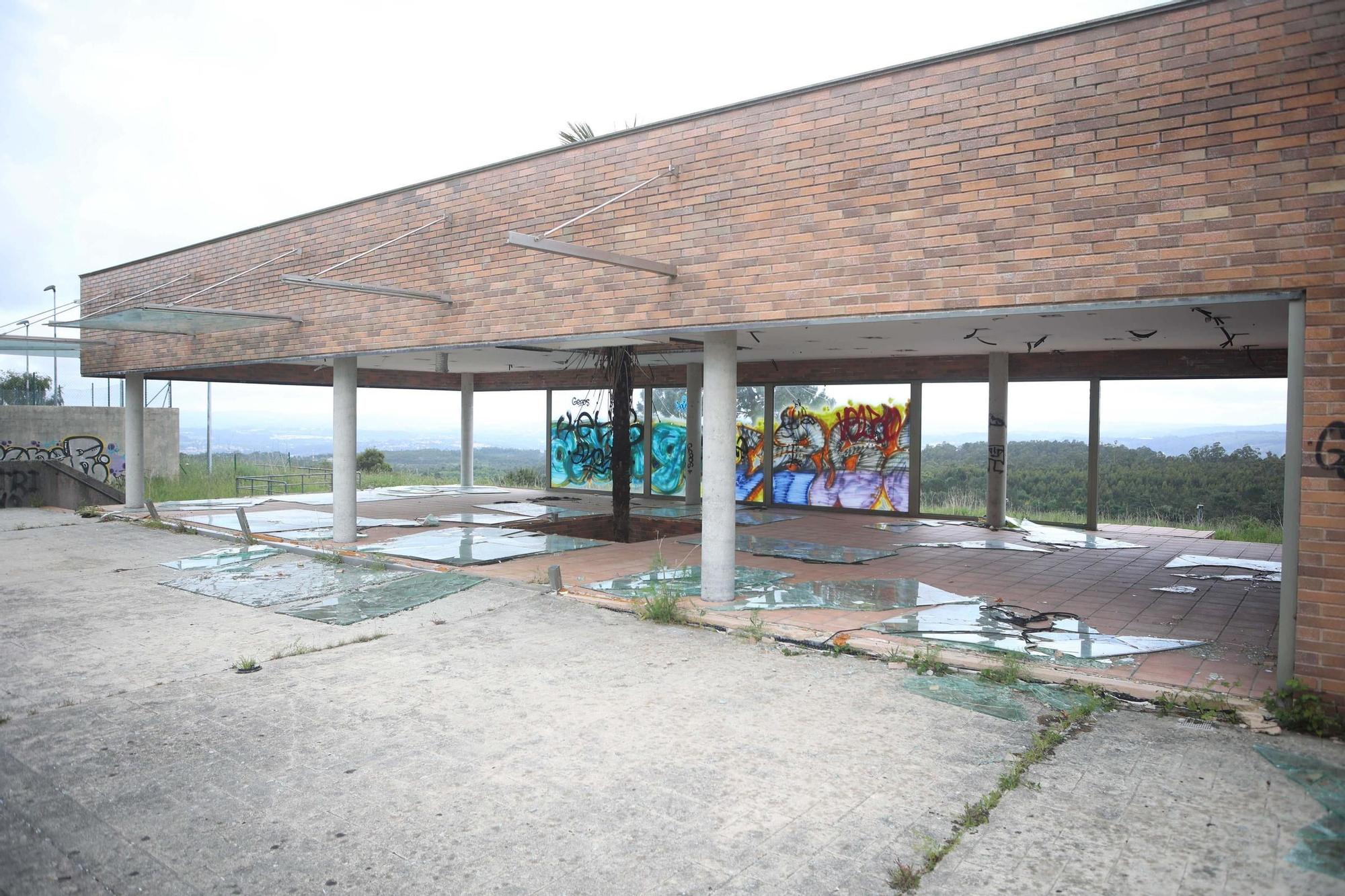 Instalaciones deportivas abandonadas de la urbanización Montegolf