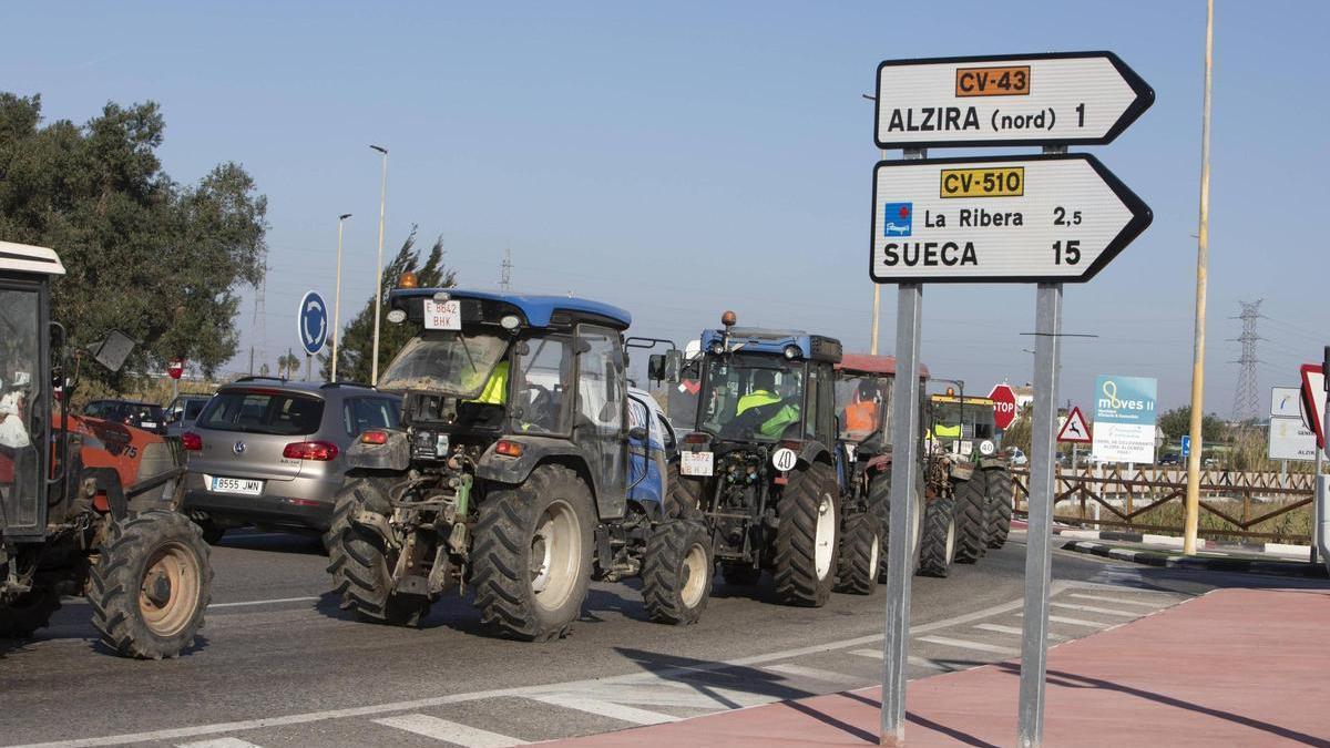 Una protesta de agricultores celebrada semanas atrás en la CV-42, en Alzira.