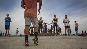 Deportistas en la playa de la Barceloneta.