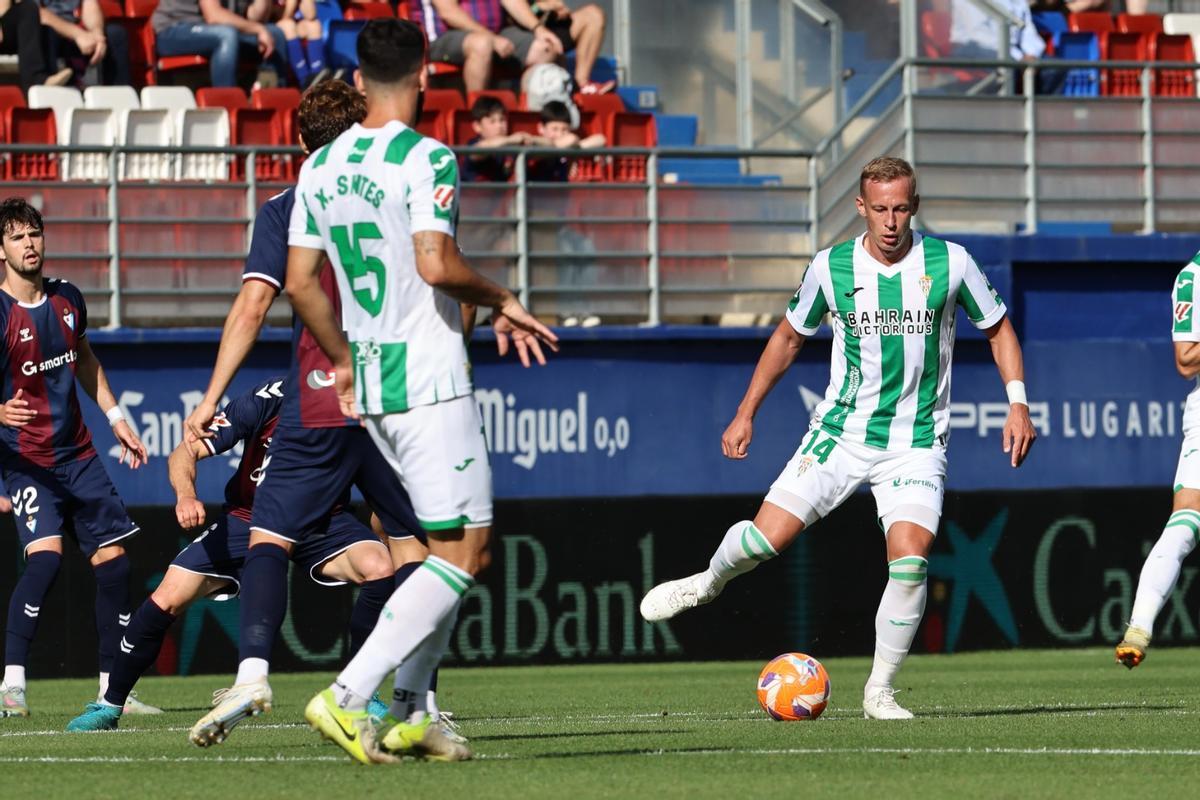 Obolskii realiza un pase durante el Eibar-Córdoba CF en Ipurúa.