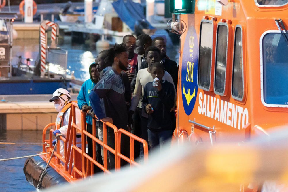 Localizan una patera rumbo a Fuerteventura, con un bebé nacido a bordo