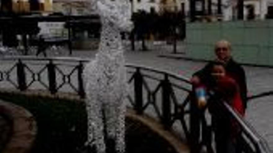 Adornos de Navidad en la fuente de la plaza