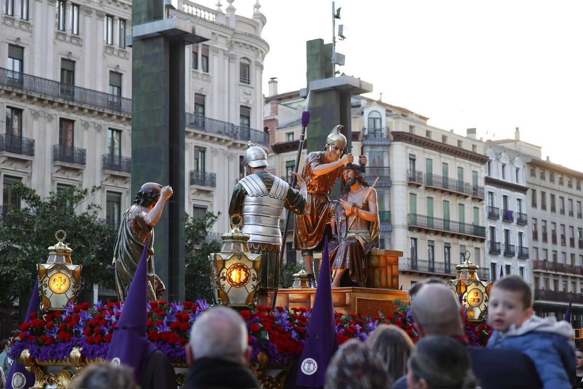 En imágenes | El viento respeta a la procesión del Santo Entierro y ...
