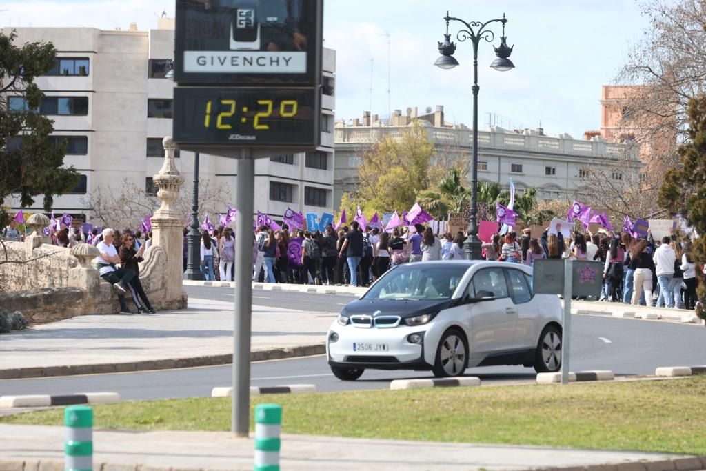 Las estudiantes toman las calles de València en el 8M