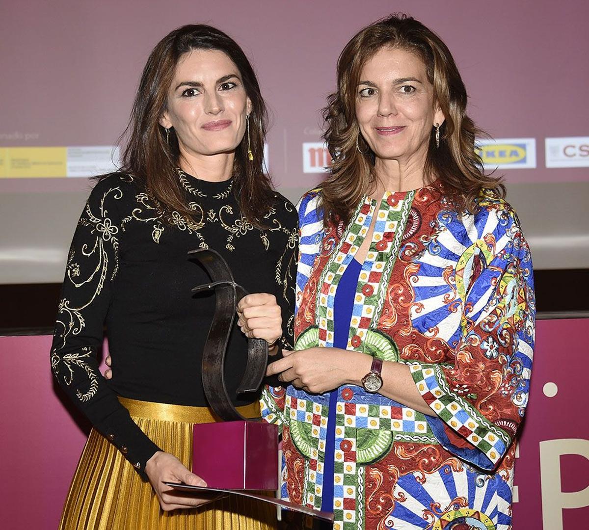 Rebeca Minguela (izda) recibiendo su premio a la innovación y al emprendimiento femenino