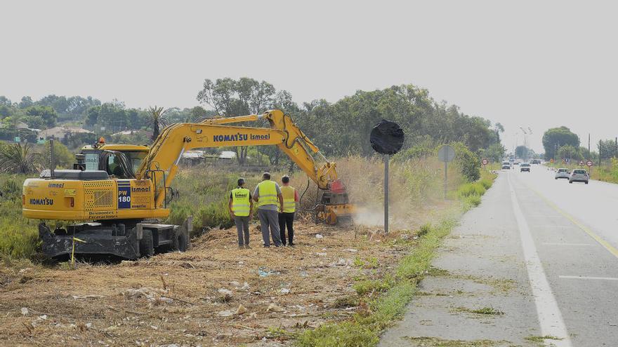 La maquinaria ha tomado ya la CV-865 para desbrozar el terreno y comenzar con el desdoblamiento de la carretera.