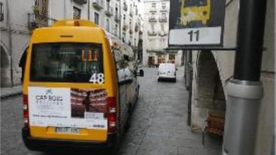 Un autobús de la línia 11, a la parada de la plaça del Vi.