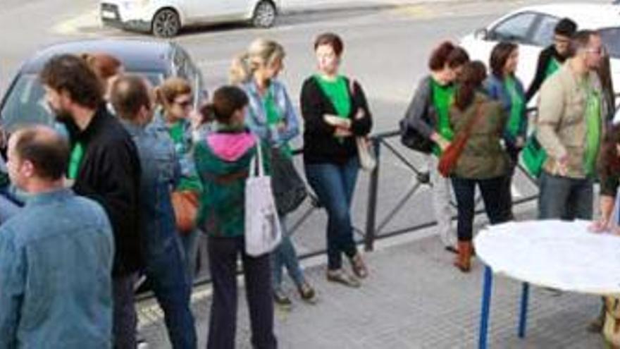 Mesa informativa sobre la huelga a la entrada del colegio Poeta Villangómez.