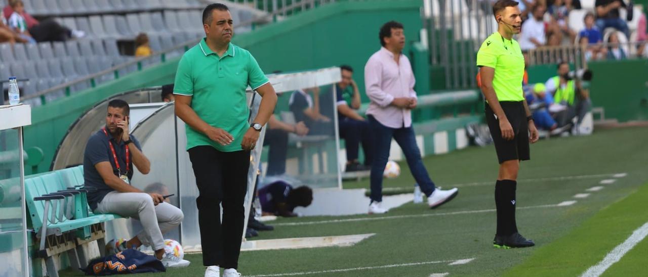 Germán Crespo dirige el encuentro ante el Talavera desde la banda.