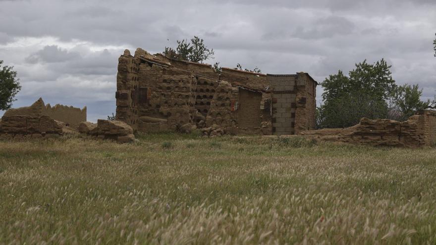 Un palomar derrumbado típico de Tierra de Campos, en Pobladura de Valderaduey.  | MIGUEL ÁNGEL LORENZO (ARCHIVO)