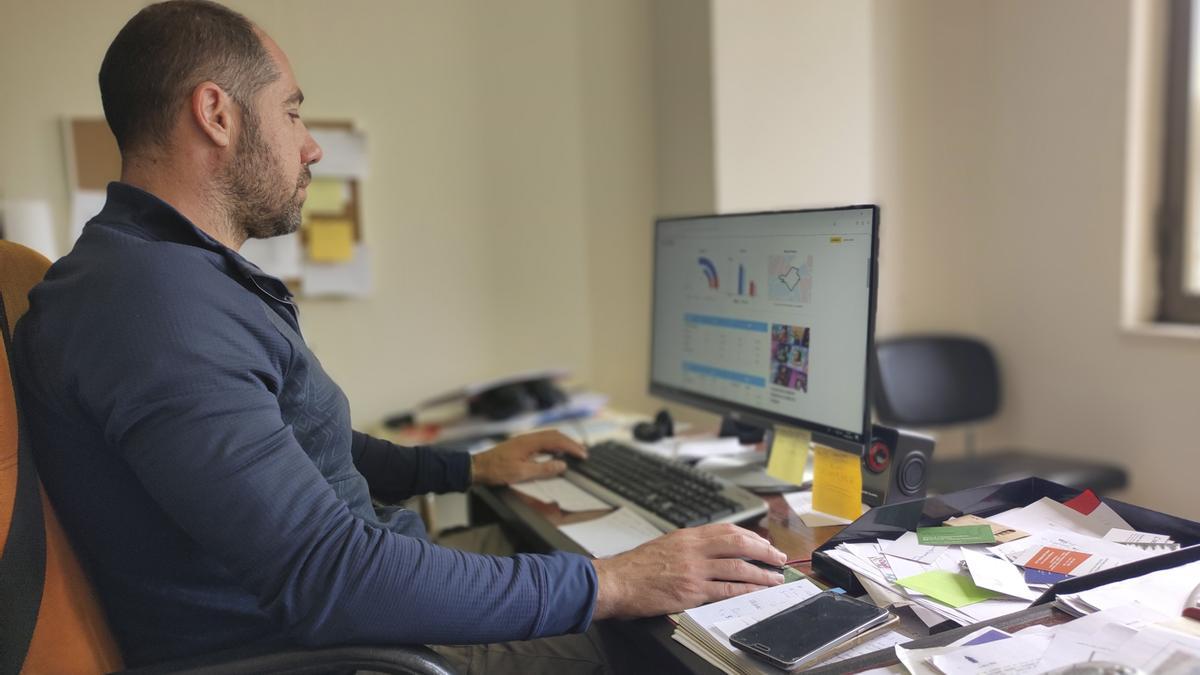 El alcalde de Quiruelas y candidato de Ahora Decide, Antonio Marcos Cidón, comprobando los resultados electorales en la localidad.