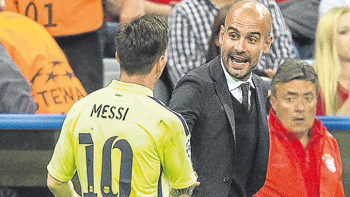 Leo Messi y Pep Guardiola dialogan en el descanso del Bayern-Barça de la Champions 2014-15