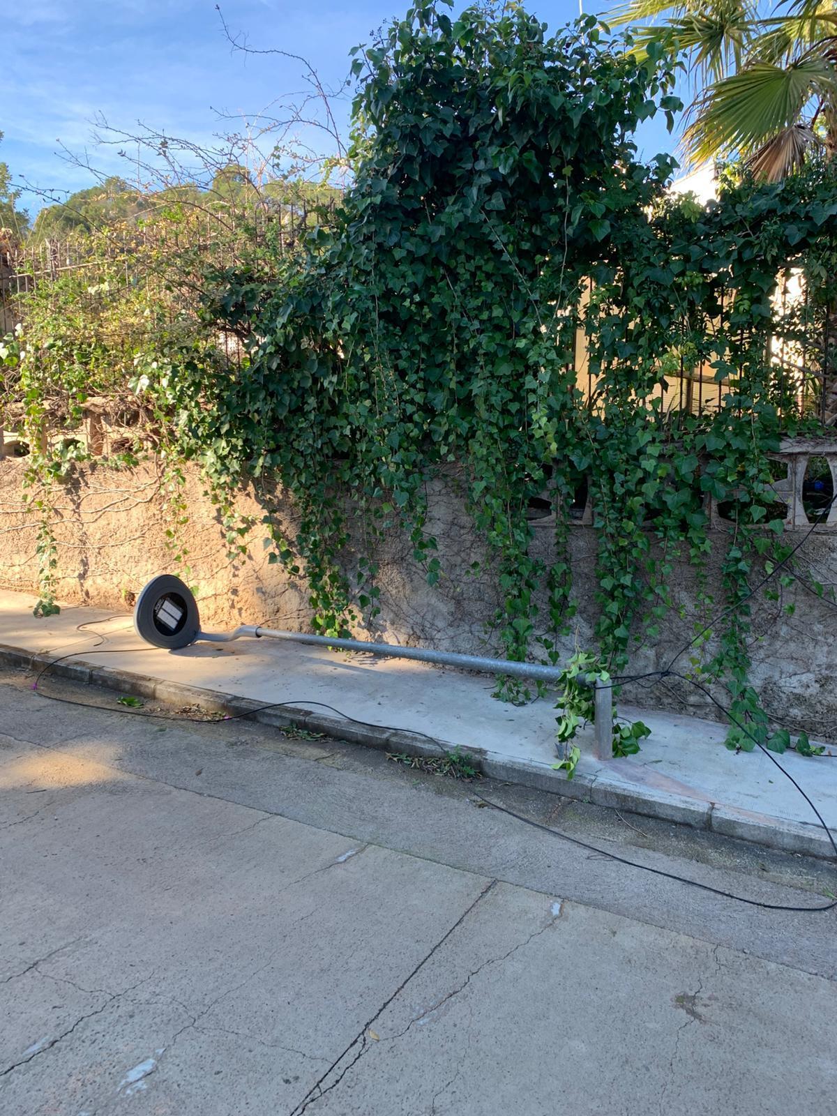 Farola que tumbó el viento en Torres Torres.