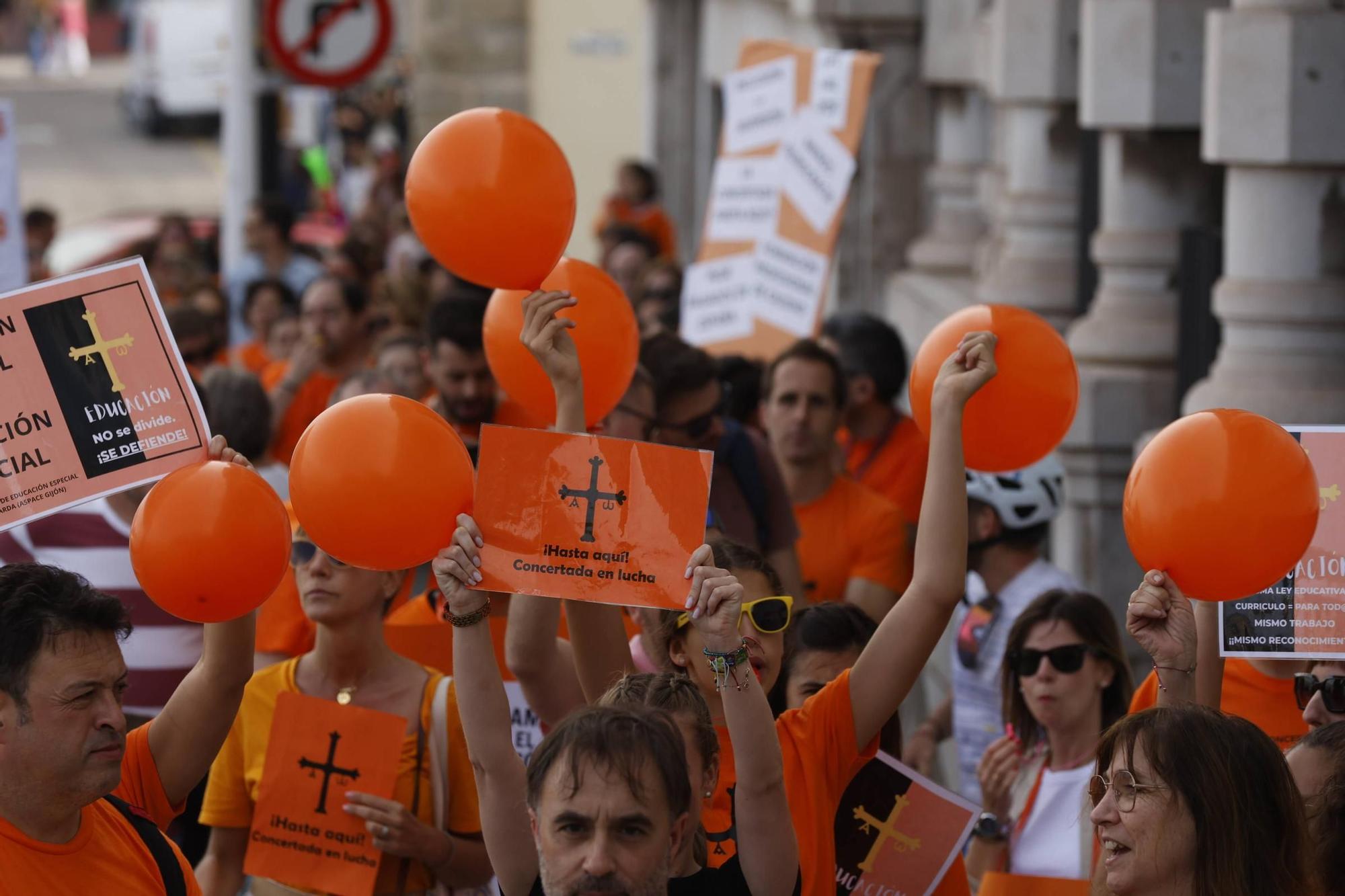 Así fue la gran concentración en Gijón por la educación concertada (en imágenes)