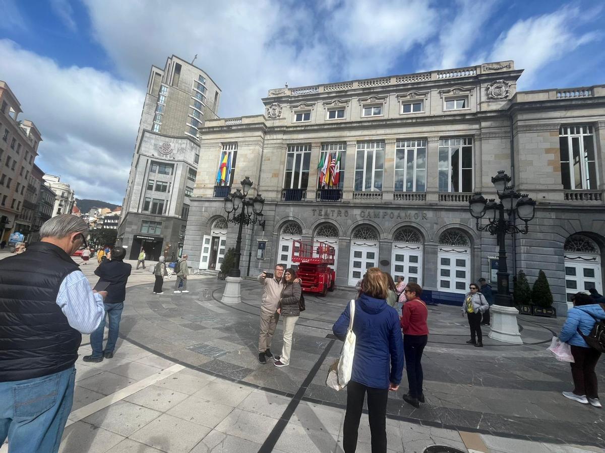 Visitantes, haciéndose fotos este jueves delante del Campoamor, en Oviedo.