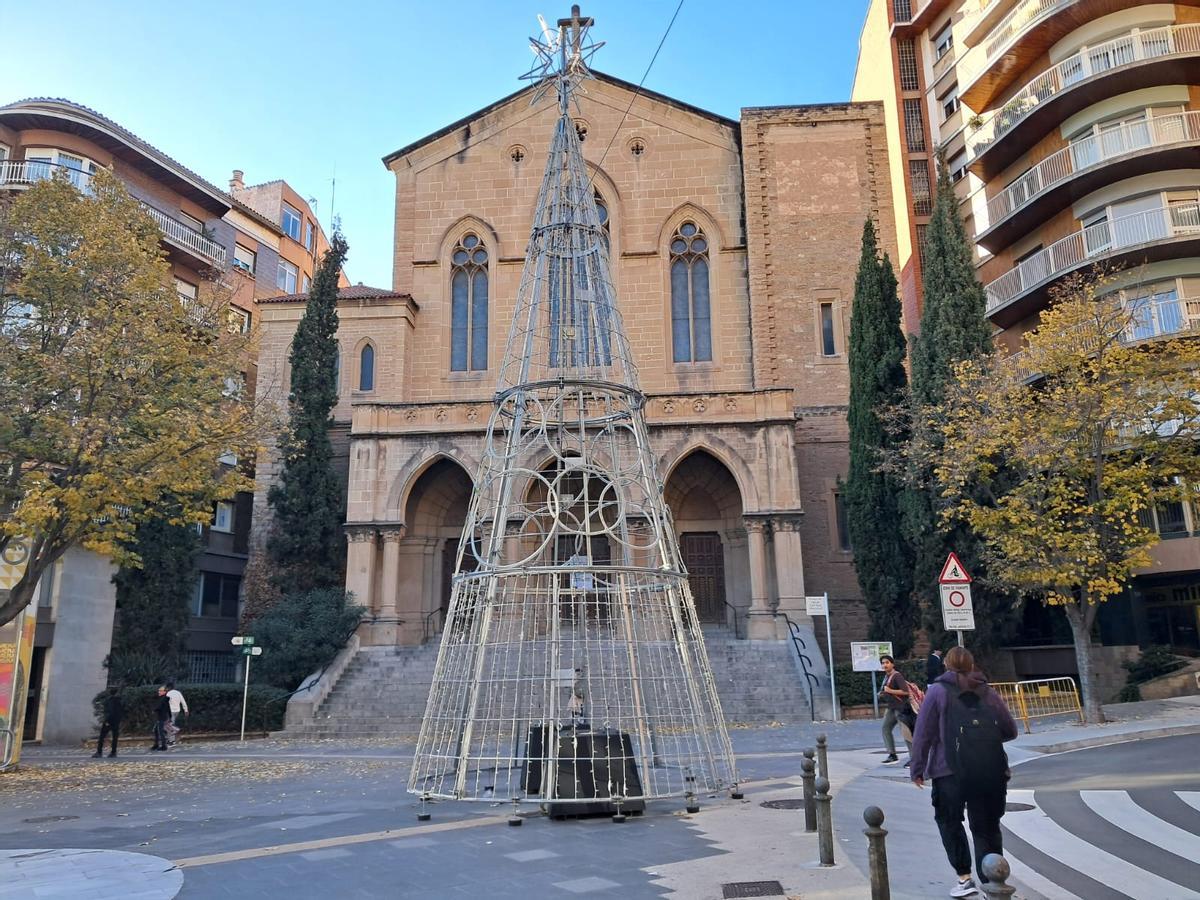 La figura que ja ha quedat instal·lada a la plaça de Neus Català i Pallejà de Manresa