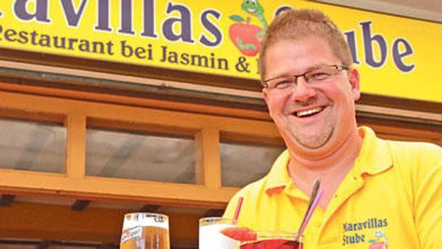 Holger Apfel, frente a su restaurante en la Platja de Palma.