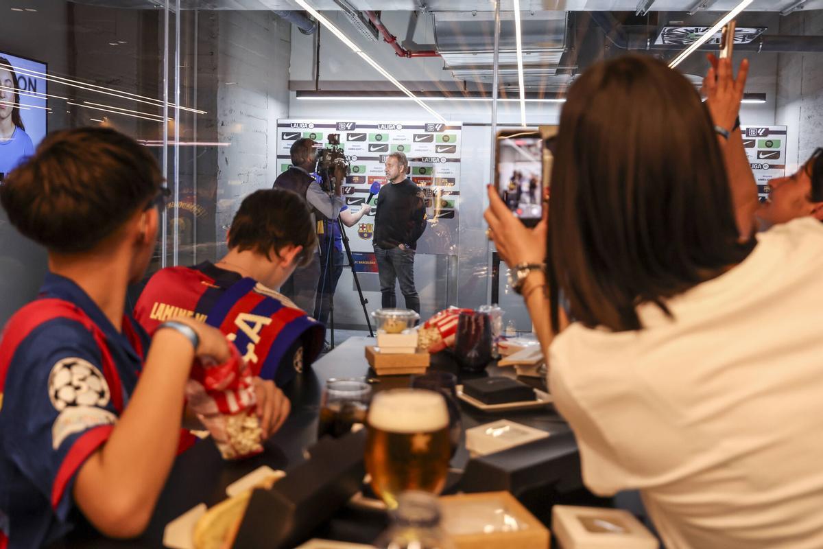 Aficionados del Barça disfrutan contemplan a Hansi Flick desde una zona VIP del Spotify Camp Nou