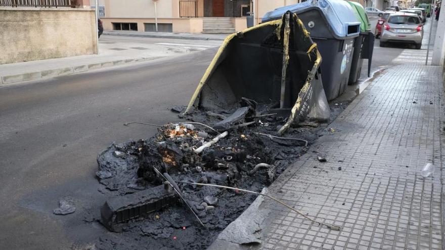 El pirómano desata una ola de fuegos en contenedores en Playa de Palma y s&#039;Arenal