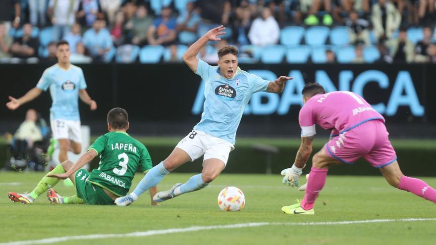 Los célticos reclaman un penalti en una acción de la segunda mitad. |  // R. GROBAS