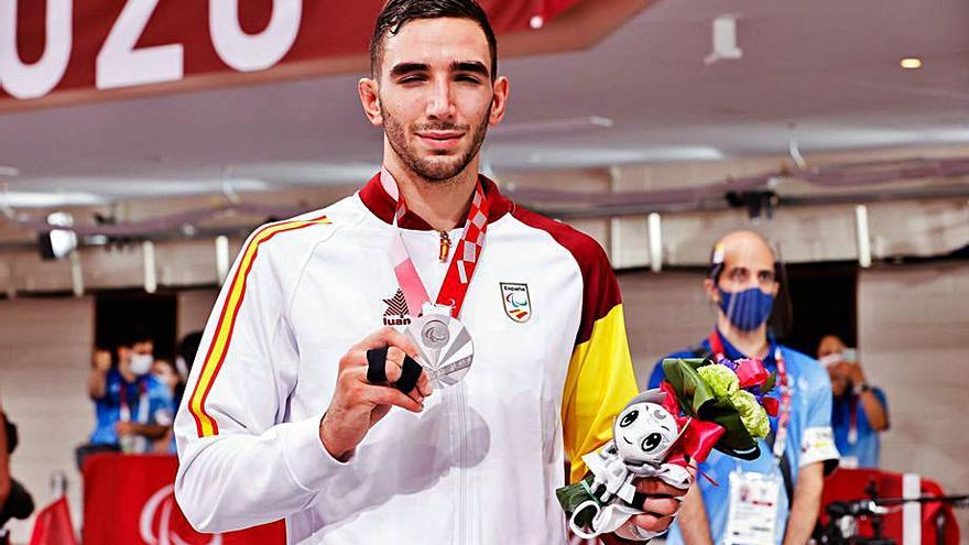 Sergio Ibáñez con la medalla de plata conseguida en Tokio. | SERVICIO ESPECIAL