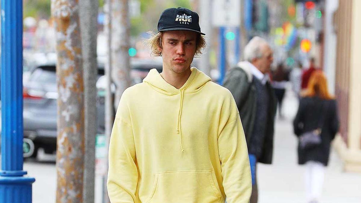 Justin Bieber triste y con sudadera amarilla por las calles de Los Ángeles