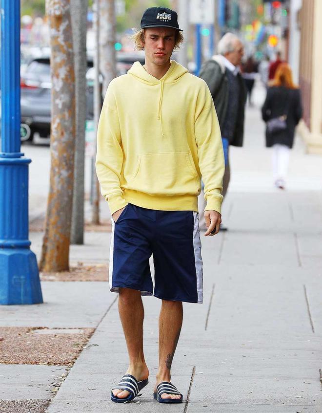 Justin Bieber triste y con sudadera amarilla por las calles de Los Ángeles