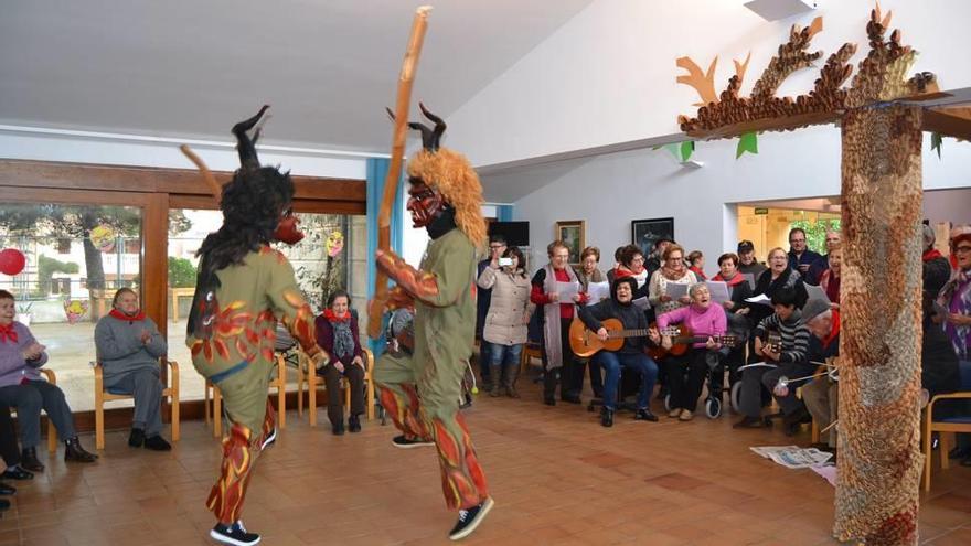 Los &#039;dimonis&#039; bailan en Capdepera