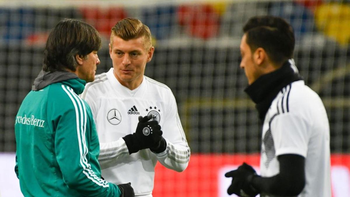 Kroos, junto a Löw y Özil en un entrenamiento de la selección alemana