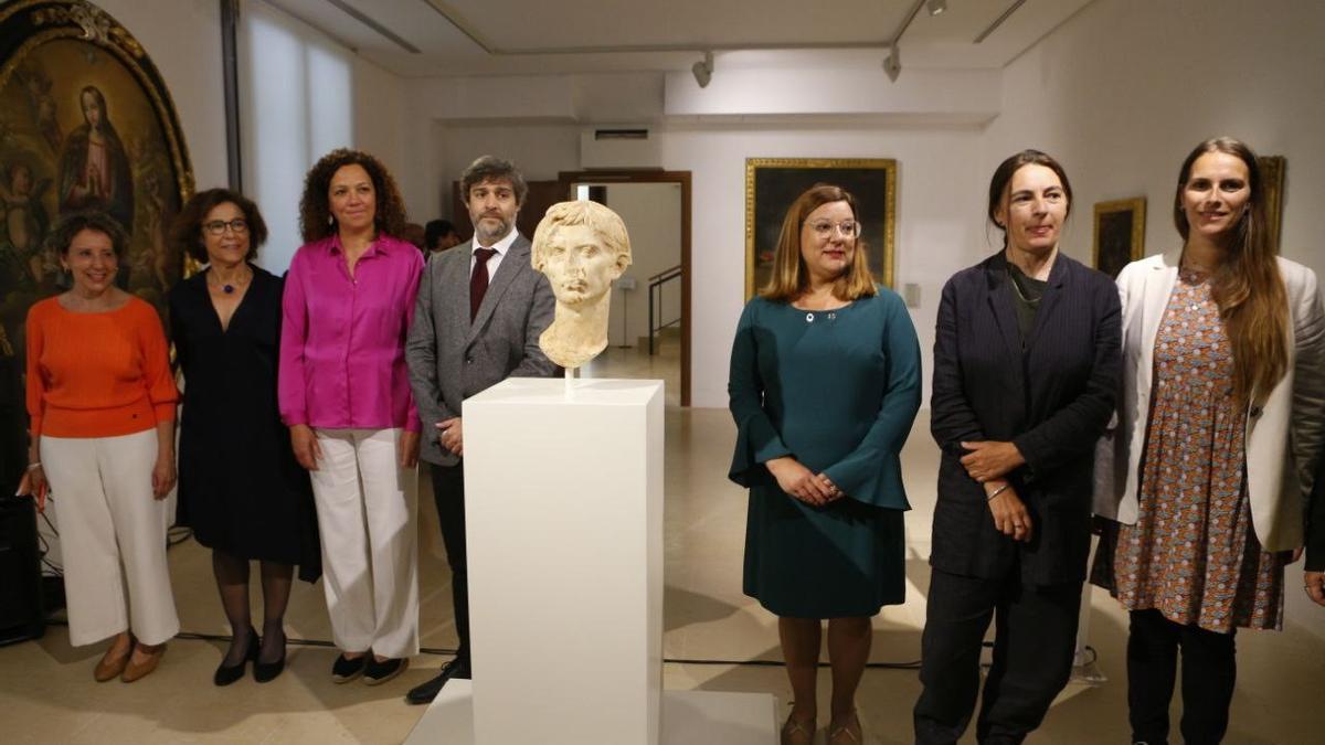 Representantes de las distintas administraciones implicadas en la cesión del busto.